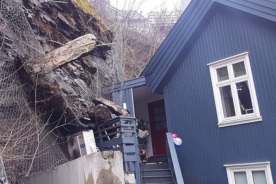 Жители одного из домов в Старом Осло обнаружили у своего порога валуны. Фото: RUSHDA SYED / NRK