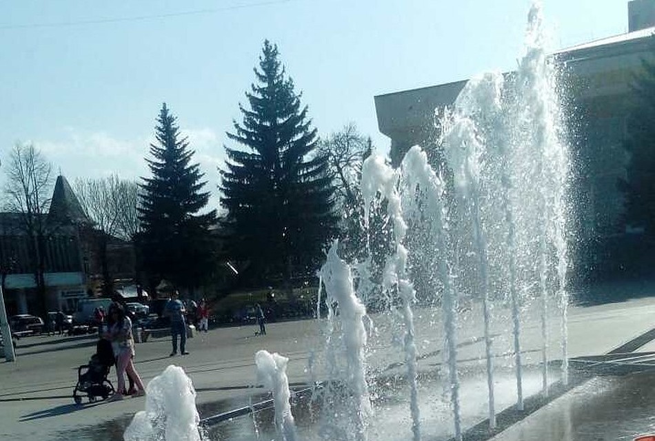 струи воды бьют прямо из земли.