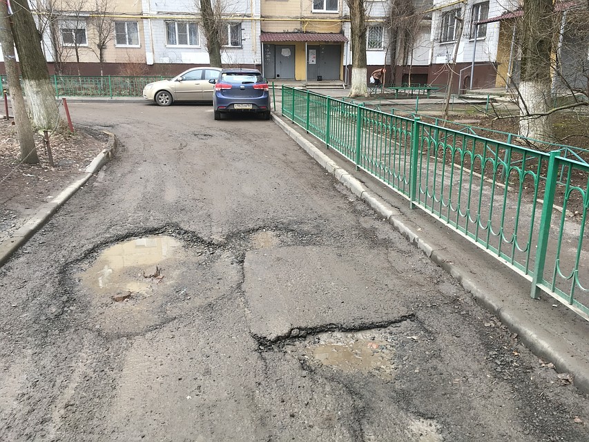А эта яма на Комарова, 9/3. Фото: архив читателя.