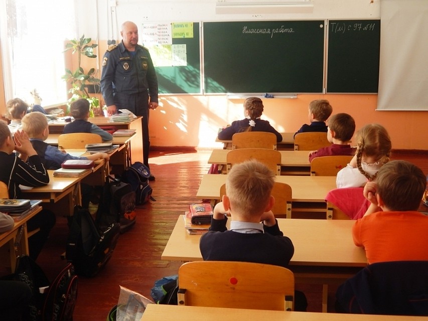 Спасатели пришли к детям в школу. Фото: пресс-служба УМЧС России по Тверской области