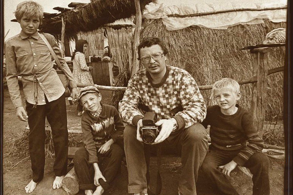 Талантливый алтайский фотограф начал свою летопись еще в девяностых, первые снимки Потеряевки датируются 1989 годом.