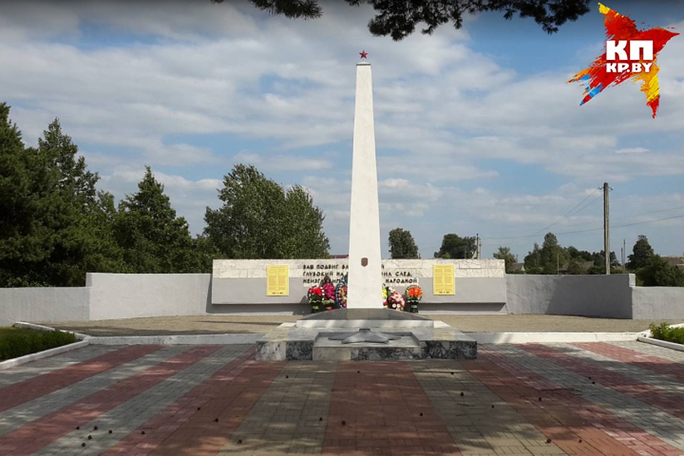 В День Победы, 9 мая, школьники несут к мемориалу цветы. Рядом находится кладбище, где похоронен Александр Илларионович Пушнов. Фото: Михаил ДИРКО
