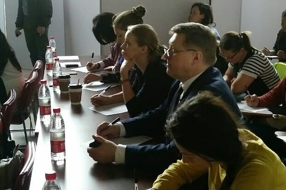 Мэр Новосибирска написал диктант в Пекине. Фото: vk.com.