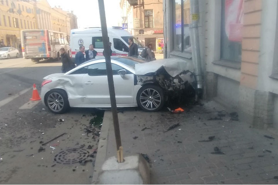 Чудом не пострадал никто их пешеходов. ФОТО: "ДТП и ЧП"