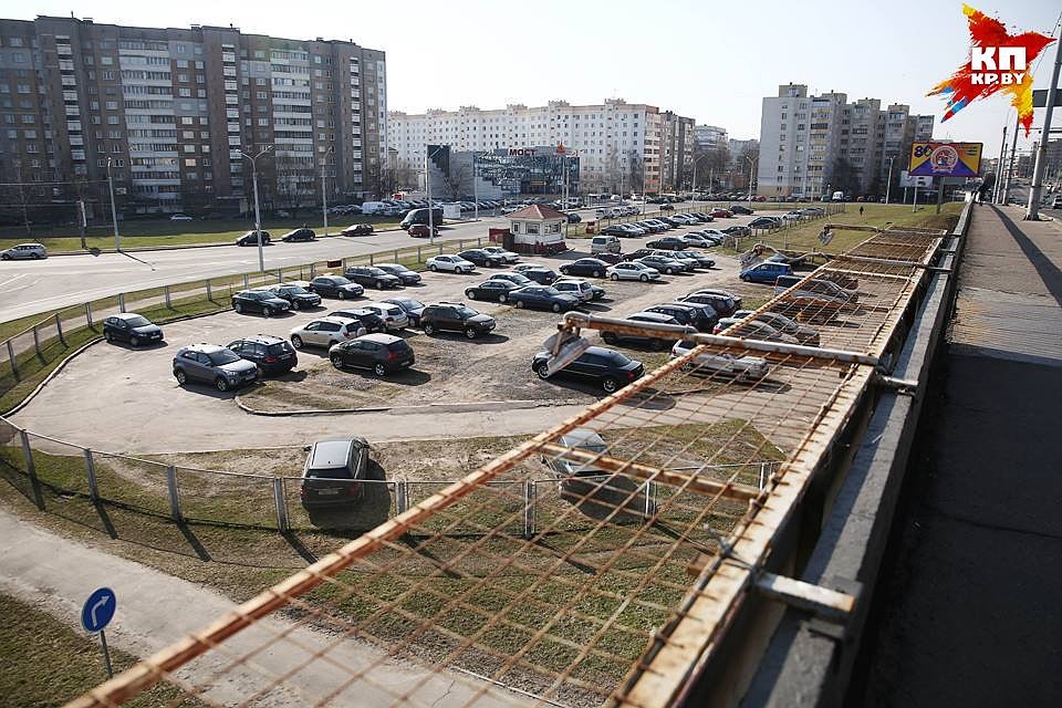 Минчане выступают против сноса стоянки, потому что она была самой удобной и дешевой в районе.
