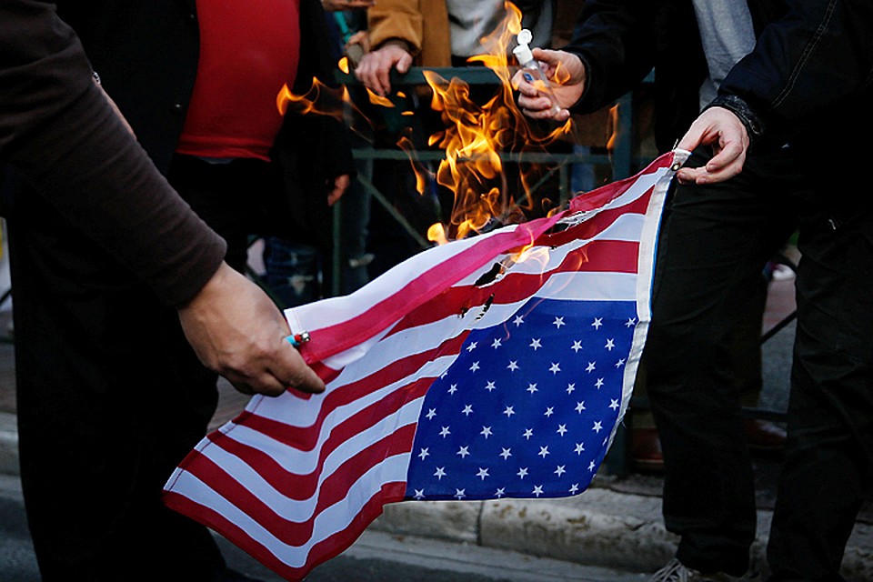 Mитингующие прямо у диппредставительства США сожгли американский флаг