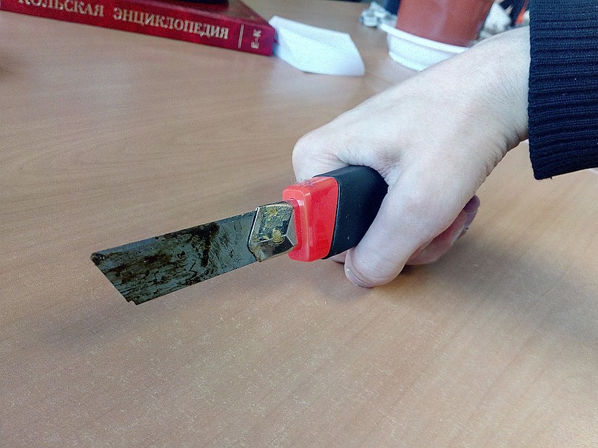 Мурманский рабочий использовал канцелярский нож против собственного коллеги. Старший приятель получил болезненное ранение и потерял немало крови. Фото: архив "КП"