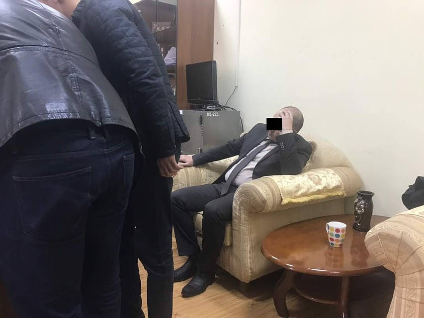 Улан Чалбаев был задержан с поличным во время передачи денег.
