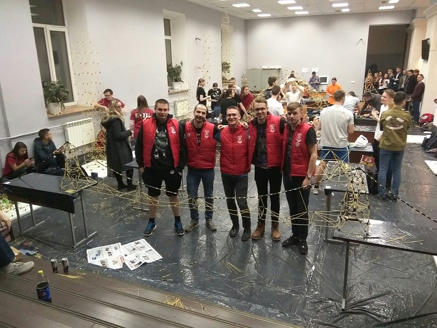 Мост из макарон, в исполнении ребят из тверского Политеха Фото: пресс-служба ТвГТУ