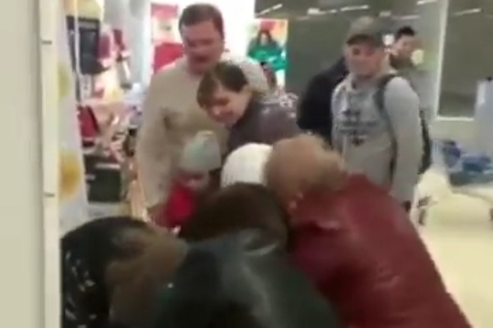 Несколько женщин с остервенением сражаются за игрушку по акции. Фото: скриншот видео