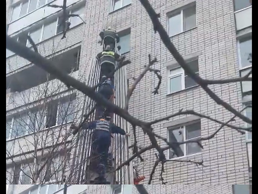 Ребенок смог вылезти в окно пятого этажа. Фото: ТИА