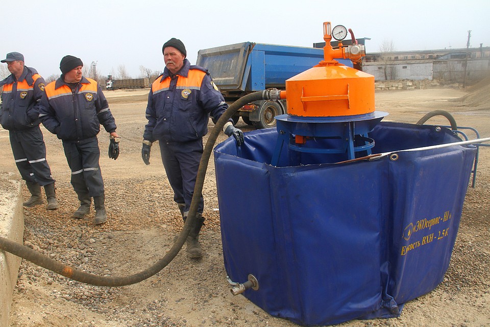 Если слой нефти на поверхности воды становится толще, его собирают с помощью вакуумного нефтесборщика. Фото: Роман ИГНАТЬЕВ