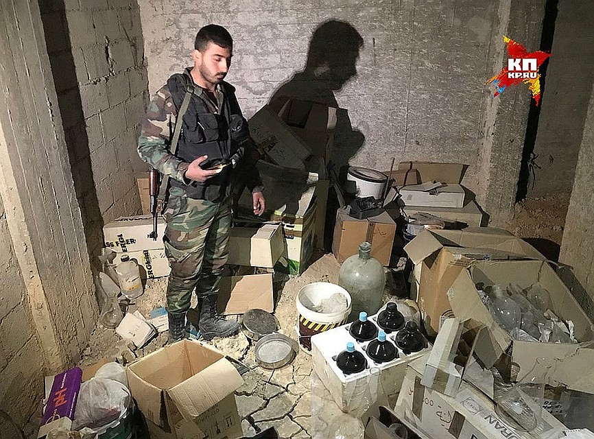 Боец показывает спецкору "Комсомолки" всё, что осталось от химической лаборатории.