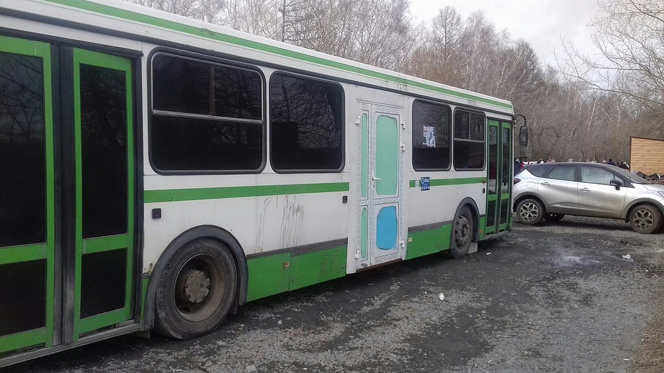 Автобус с пластиковой "евродверью" курсирует по Челябинску. Фото: Иван Котиркин