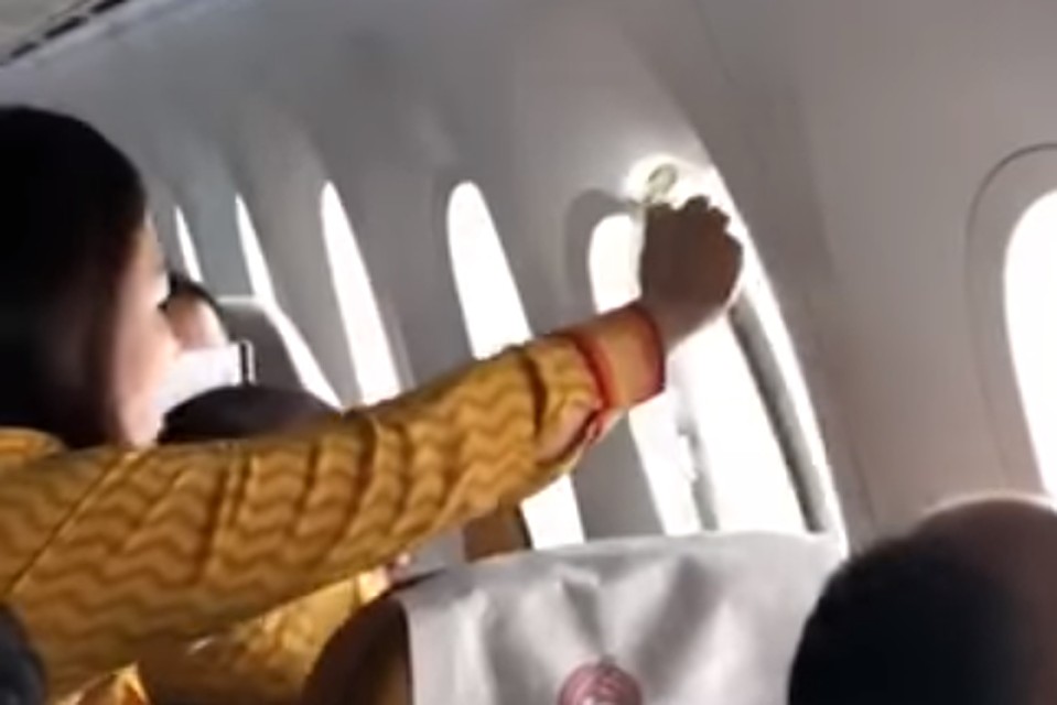 В самолете Air India в полете треснуло стекло иллюминатора В самолете Air India в полете треснуло стекло иллюминатора