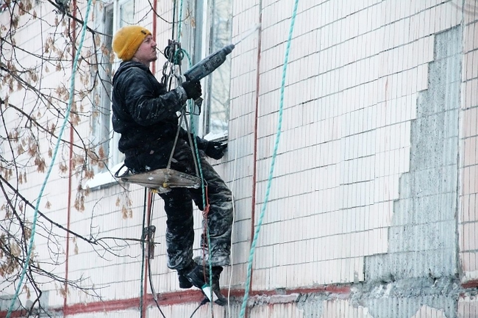 Мозаику на стене авиационного техникума закрыли утеплителем