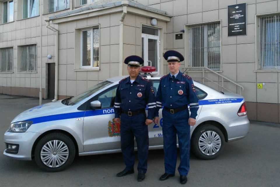 Двух человек из полыхающего дома вывели полицейские. Фото: пресс-служба ГУ МВД России по Красноярскому краю.