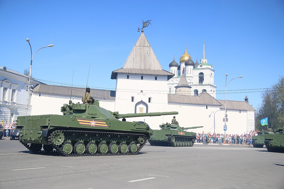 Парад начнётся в десять утра.