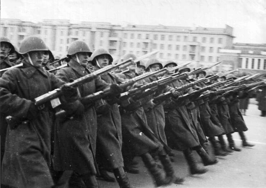 Парад в ноябре 1941 года показал другим странам: советский народ не собирается сдаваться на милость врага. Музейные архивы