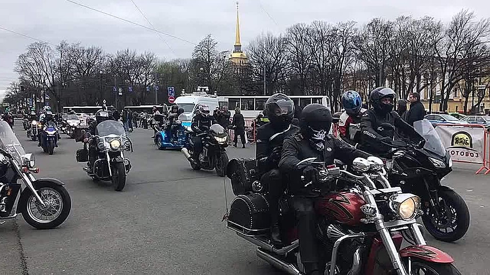 Участники пробега собираются на Дворцовой площади