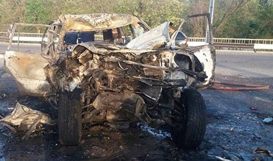 На место ДТП приехала пожарная бригада, которая потушила автомобиль.