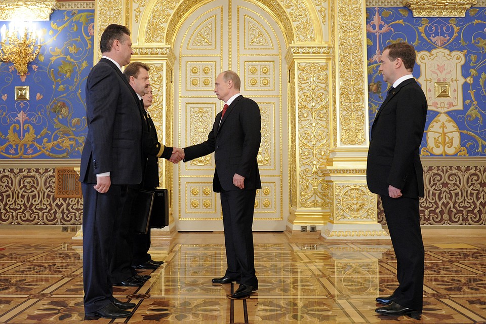 7 мая 2012-го Владимир Путин получает от третьего Президента РФ Дмитрия Медведева полномочия на управление стратегическими ядерными силами. Фото: Алексей Дружинин/ТАСС