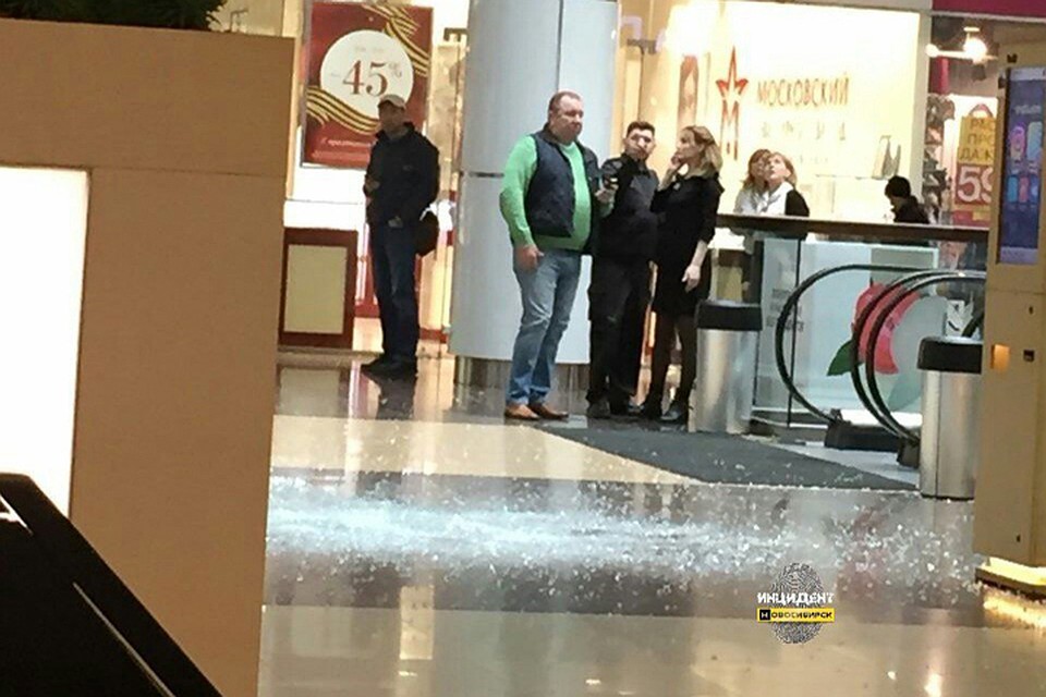 Посетители торгового центра не пострадали при обрушении ограждения. Фото со страницы vk.com/incident_nsk