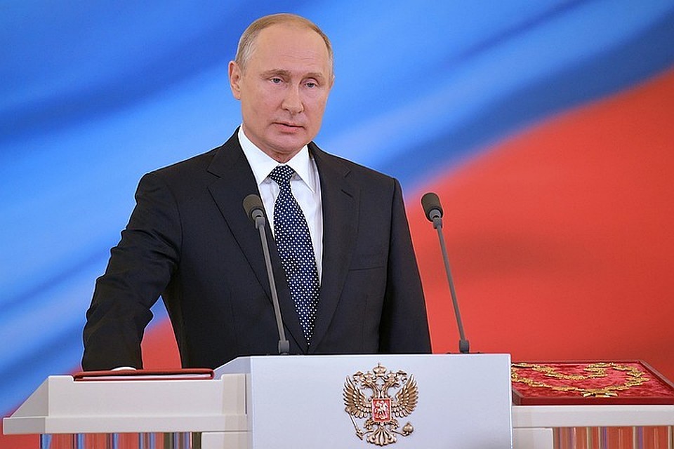 Президент произносит слова присяги.
