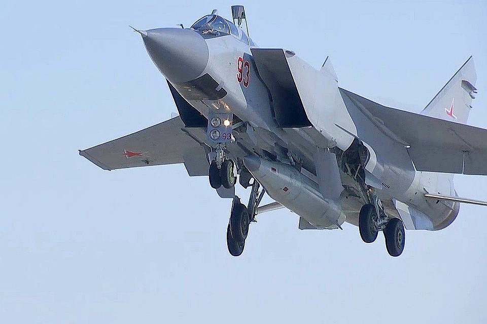 Истребитель МиГ-31 с комплексом «Кинжал». Фото: twitter.com/russian_defence