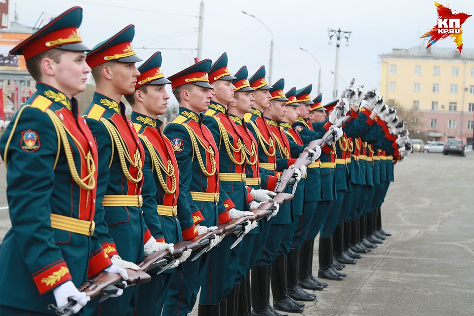 Репетиция Парада Победы прошла в Барнауле. Фото: Олег УКЛАДОВ