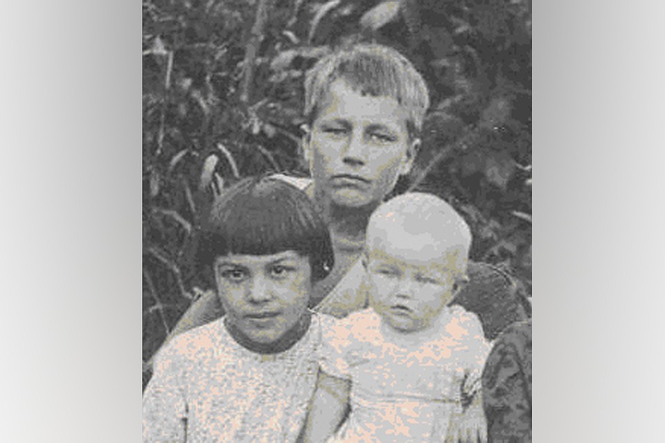 Здесь Зиновию Гычеву (посередине) 12 лет . Это его единственное фото, которое сохранилось у родственников.