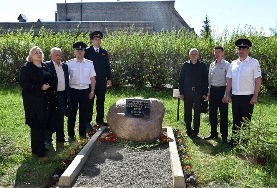 Памятный знак погибшим на войне сотрудникам правопорядка. Фото: УМВД по Смоленской области.