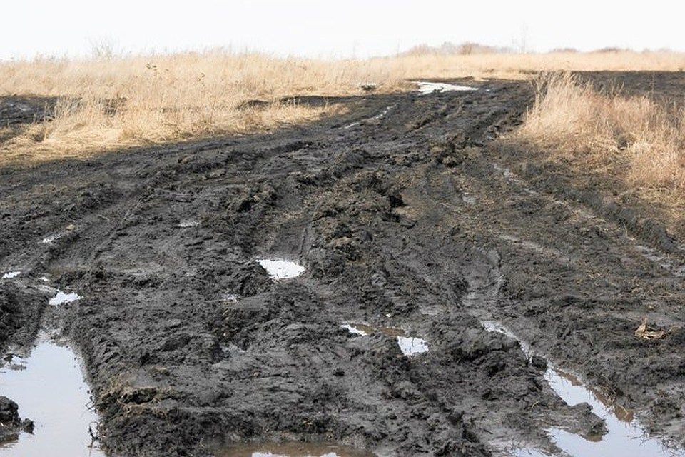 По такой "дороге" местным жителям приходится ездить каждый день