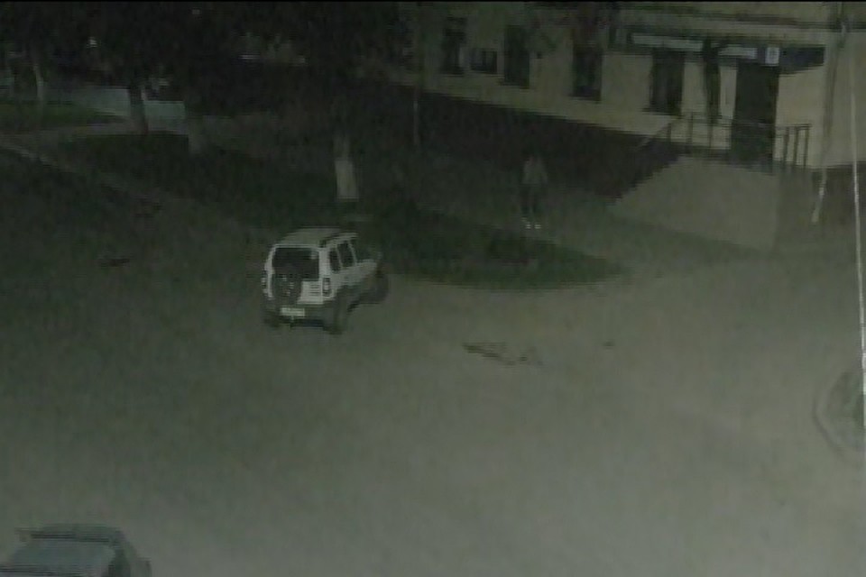 Злоумышленники сняли флаги с приемной партии "Единая Россия". Фото: скриншот с камер видеонаблюдения