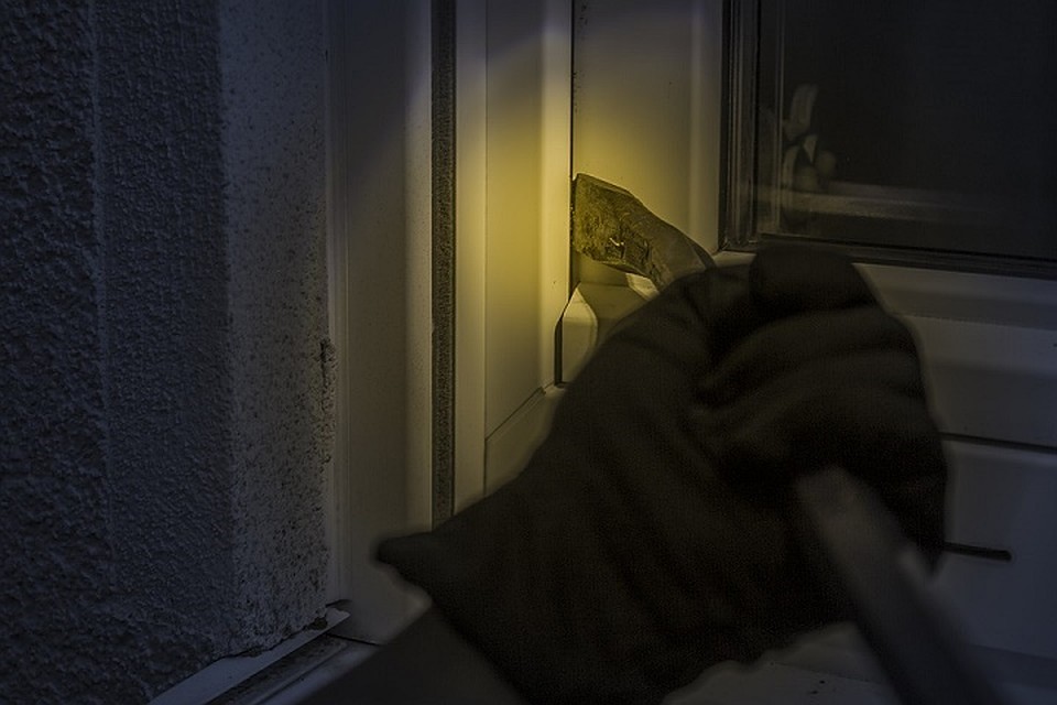 Воры проникли ночью через пластиковое окно. Фото: pixabay.com.