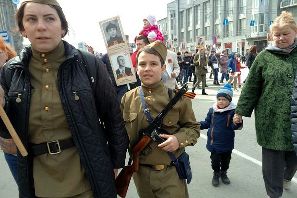 Многие семьи пришли на акцию в форме военных времен.