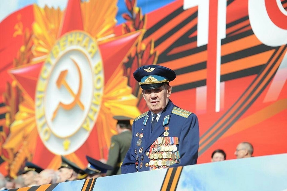 Парад на Дворцовой площади принимает командующий войсками Западного военного округа генерал-полковник Андрей Картаполов