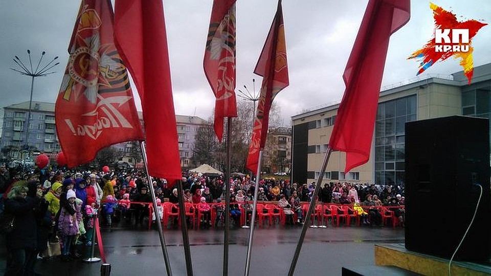 Красноярцы собрались на площади возле ГорДК отпраздновать День Победы