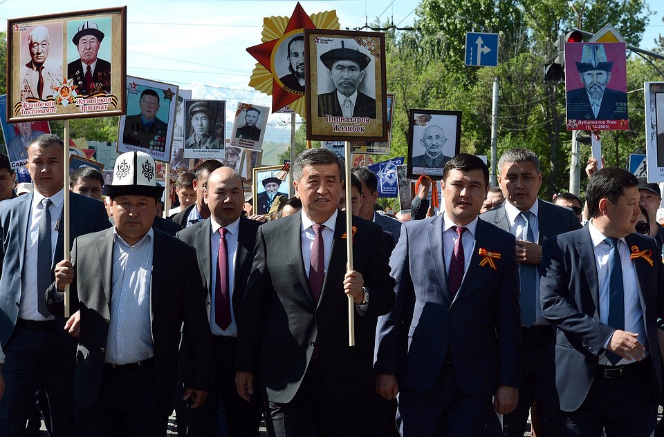 Сооронбай Жээнбеков во главе колонны «Бессмертного полка».