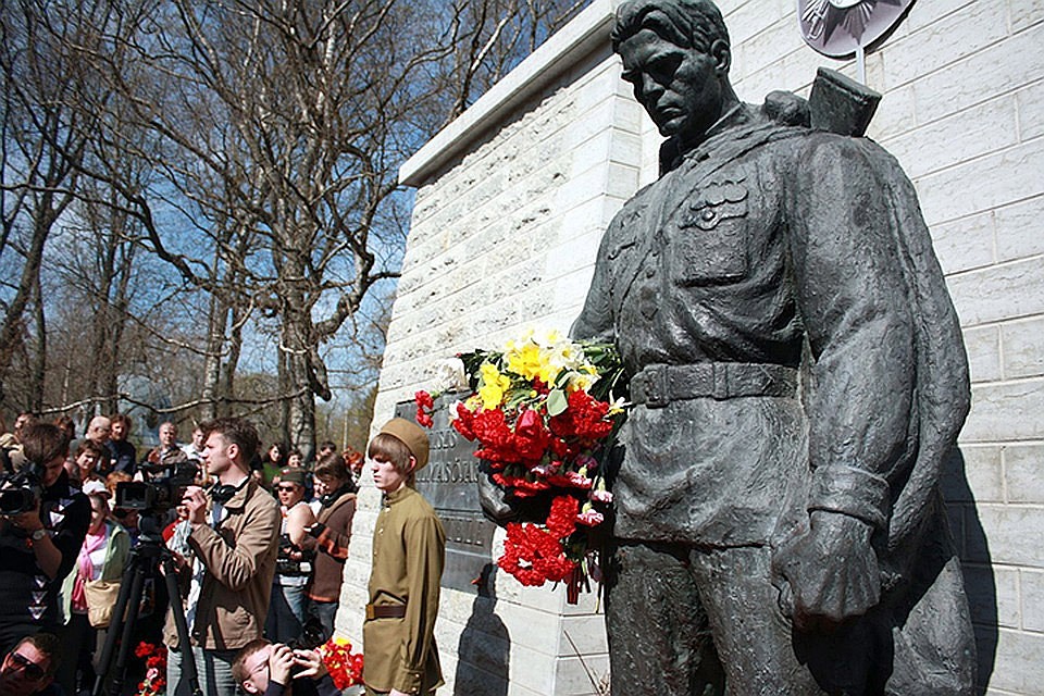 По традиции, 9 мая к «Бронзовому солдату» на Воинском кладбище Таллина ветераны и молодые люди несут цветы. Фото: из архива «КП» в Северной Европе»