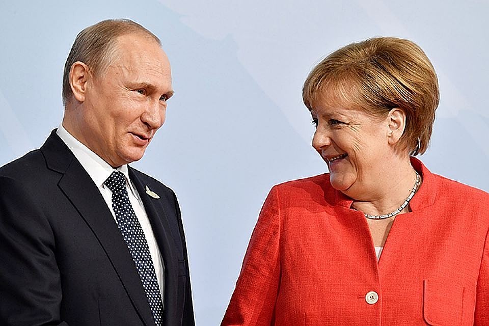 Президент России Владимир Путин (слева) и канцлер ФРГ Ангела Меркель