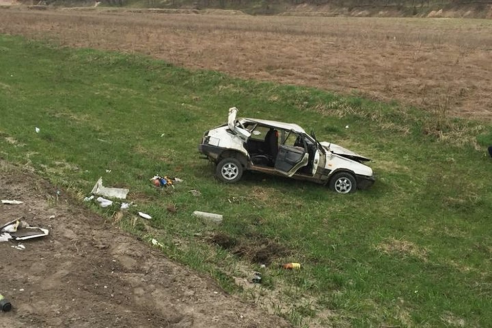 Автомобиль с пассажирами упал в овраг