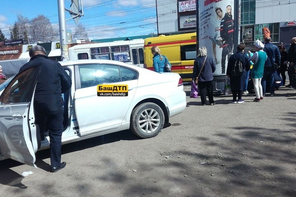 В Уфе мужчина сбил двух женщин на остановке