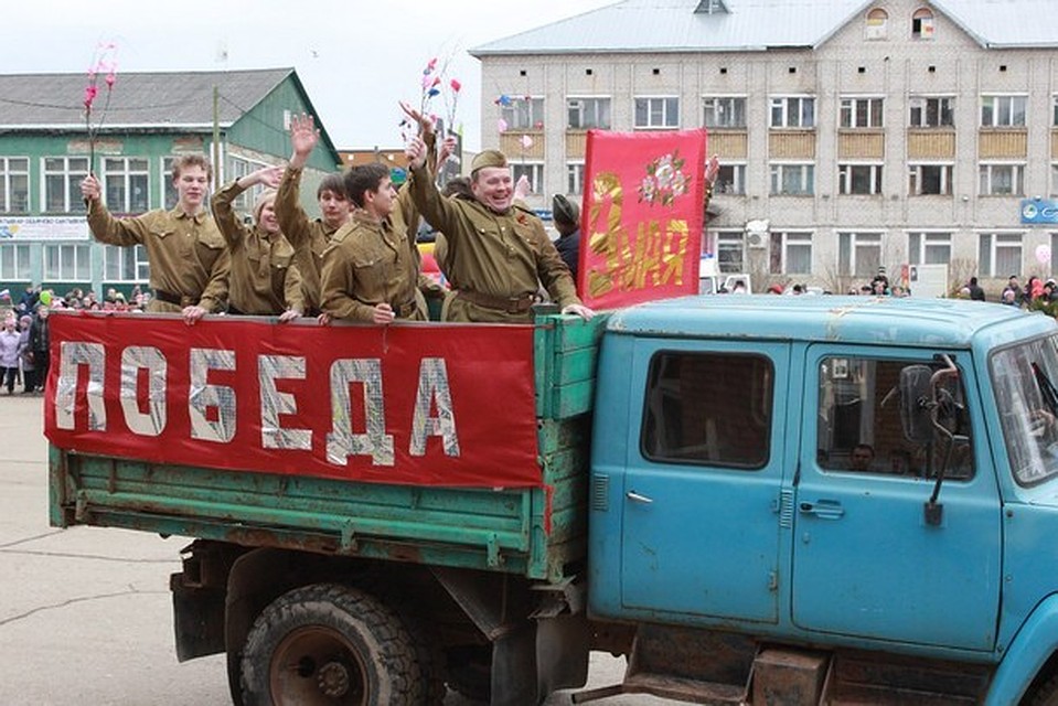 В городах показывали театрализованные шоу, по улицам проезжали нарядные автоколонны и промаршировали Парады Победы