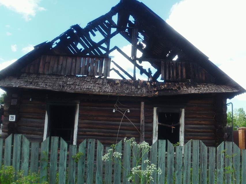 Деревянный одноэтажный дом уничтожен полностью