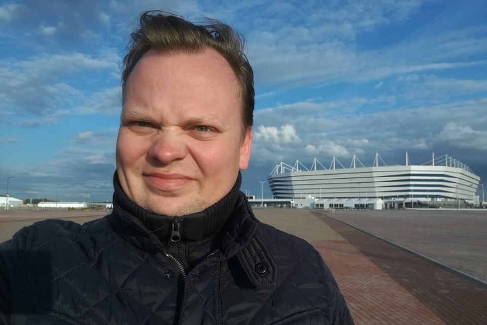 Денис Тарасенко на фоне нового калининградского стадиона.