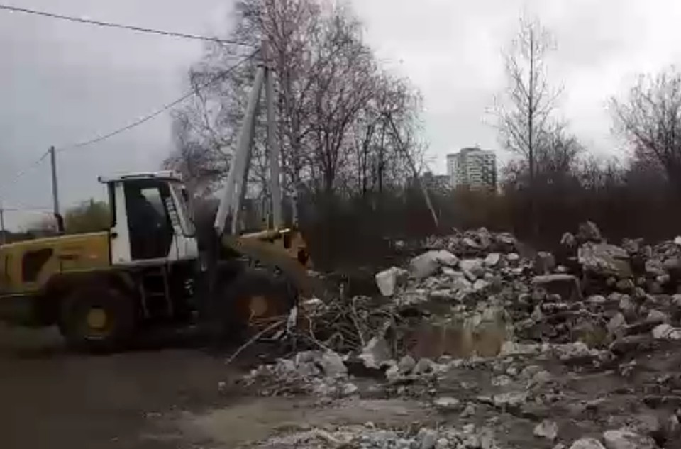 Жители Широкой речки жалуются, что к ним в сады стали свозить осколки взорванной телебашни
