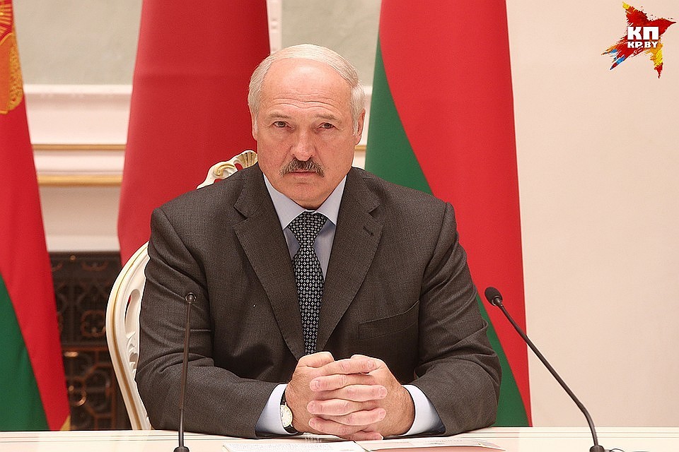 Лукашенко поздравил белорусов с Днем флага и герба.