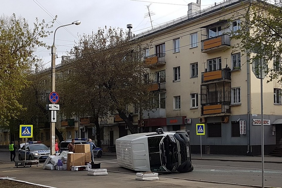 ДТП в Иркутске: в центре города перевернулся микроавтобус, груженный продуктами. ФОТО: ДТП38