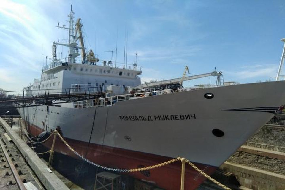 Картографическое судно собирались вернуть в Мурманскую область после ремонта. Но похоже, теперь придется начинать новую реконструкцию. После пожара, который унес человеческую жизнь. Фото: szsut.sledcom.ru